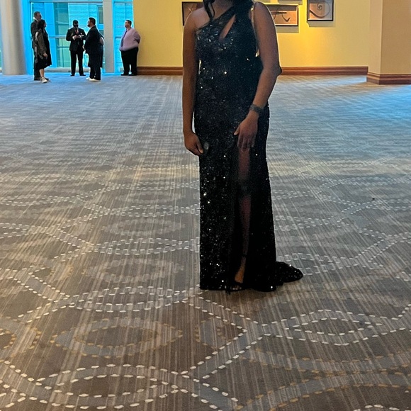 Ladivine by Cinderella Divine one shoulder dress - Picture 4 of 4